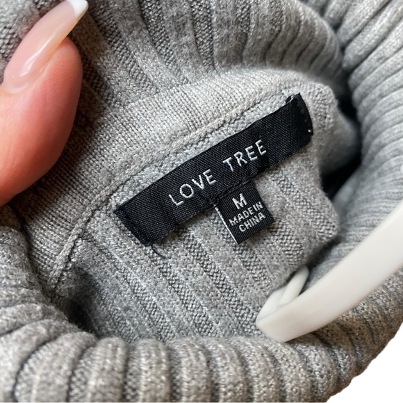 Love Tree Cropped Turtleneck I Size: M - Picture 7 of 8